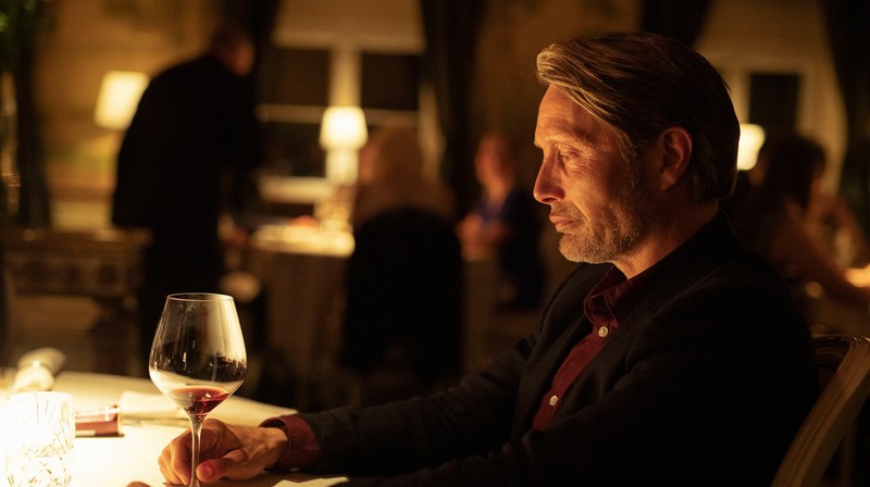 Mads Mikkelsen în fața unui „alt rând” | Foto: Henrik Ohsten
