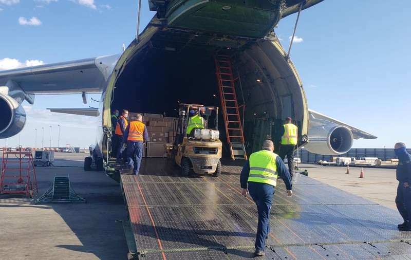 Un avion cu ajutor umanitar din Rusia a aterizat la New York, după o convorbire telefonică între Vladimir Putin şi Donald Trump