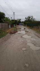 Străzi neasfaltate din Mizil, după ultima ploaie.