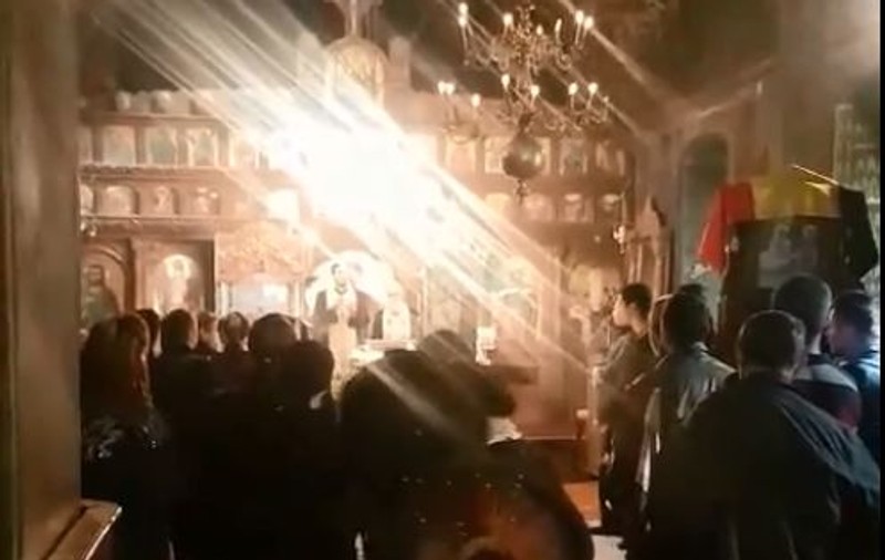 VIDEO | Un preot a îndemnat oamenii să meargă la referendumul pentru familie în timpul unei slujbe de înmormântare