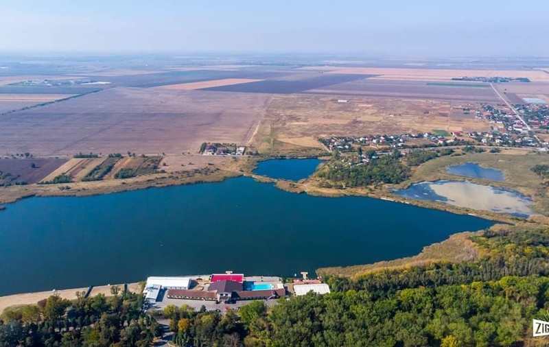 Țăndăreiul e în carantină, dar Consiliul Județean Ialomița bagă 1.000.000 de euro într-o “vilă administrativă” pe malul Lacului Amara. “De ce să oprim proiectul?”
