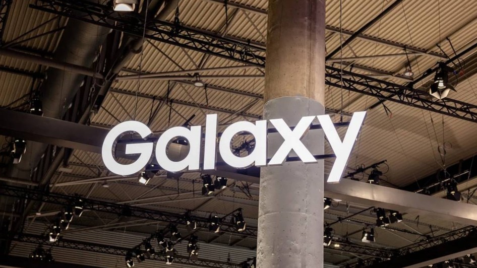 Logo-ul Samsung Galaxy deasupra unui stand expozițional.