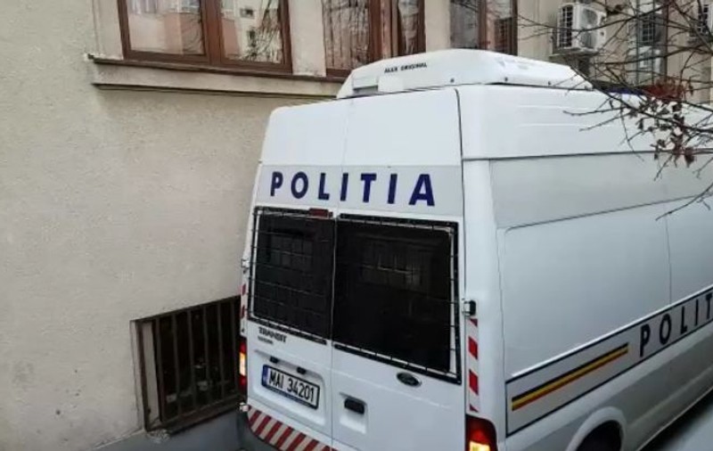 Un poliţist din Giurgiu, judecat pentru că l-a dus cu propria maşină la petrecere pe tâlharul pe care trebuia să îl păzească