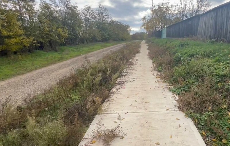 O comună din Botoșani nu are drumurile asfaltate, dar are piste pentru biciclete. Primarul: „Nu putem să avem și piste, și trotuar”