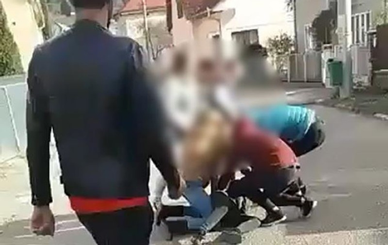 Elevă bătută la un liceu din Gura Humorului. Cinci colege i-au aplicat zeci de pumni și picioare