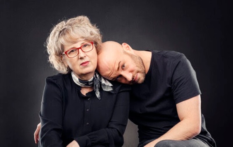 Mihai și Emilia Bendeac au lansat împreună „Jurnalul unui Burlac. Conversații cu mama”. „Varianta ideală ar fi ca oamenii să cumpere cartea și să nu o citească”