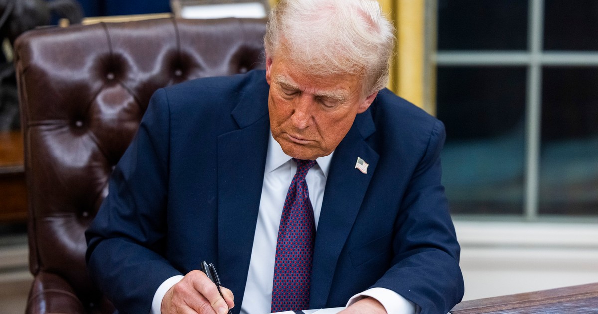 Donald Trump semenază primele ordine executive după învestirea sa în funcția de Președinte al Statelor Unite ale Americii.