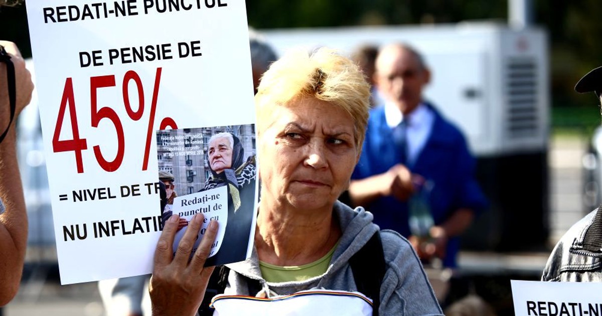 Legea pensiilor, adoptată cu protestatari în stradă. Ce se schimbă pentru pensionari și angajați. De când cresc pensiile și cum pot să scadă