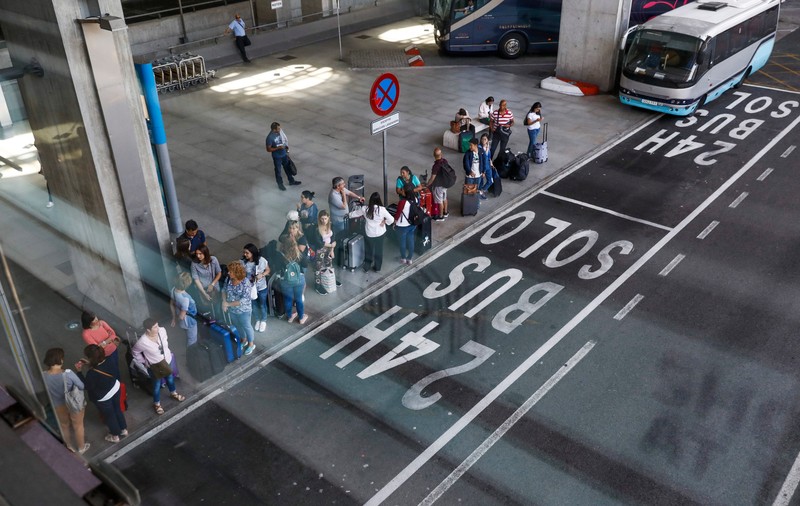 Bărbaților din Madrid le va fi interzis să stea cu picioarele depărtate în mijloacele de transport