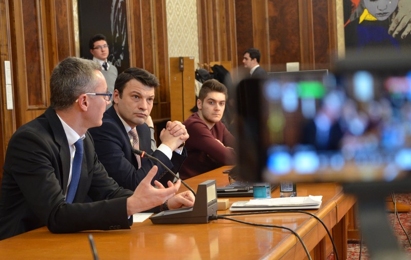 UPDATE | USR, PMP, UDMR şi minorităţile naţionale, discuţii în Parlament pentru urgentarea depunerii moţiunii de cenzură: "Orice întârziere, un câştig pentru PSD!