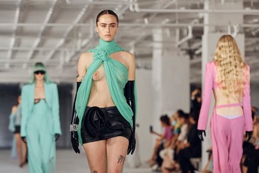 Ella Emhoff, pe catwalk, pentru Prabal Gurung, la Săptămâna Modei de la New York, SUA, pe 10 septembrie. Foto: Profimedia