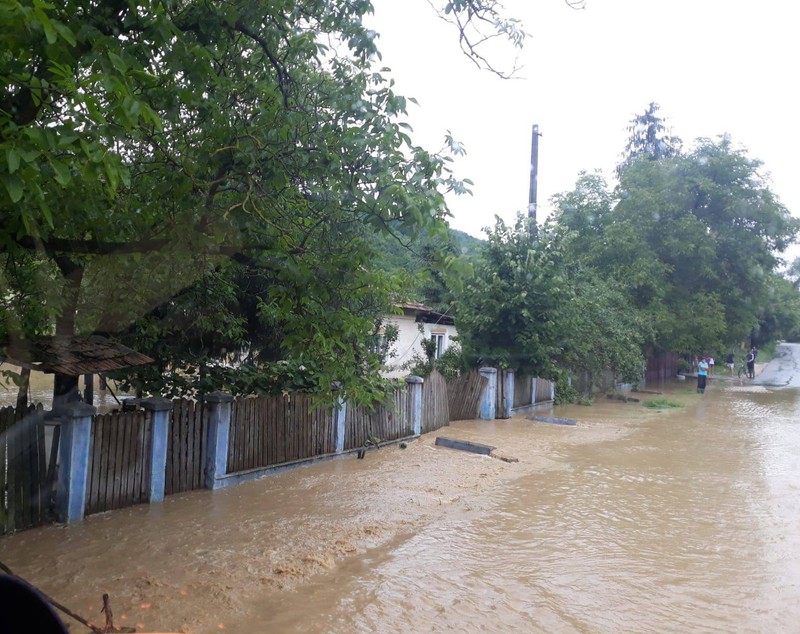 Inundații în Argeș și alte 10 județe. Zeci de gospodării, invadate de ape