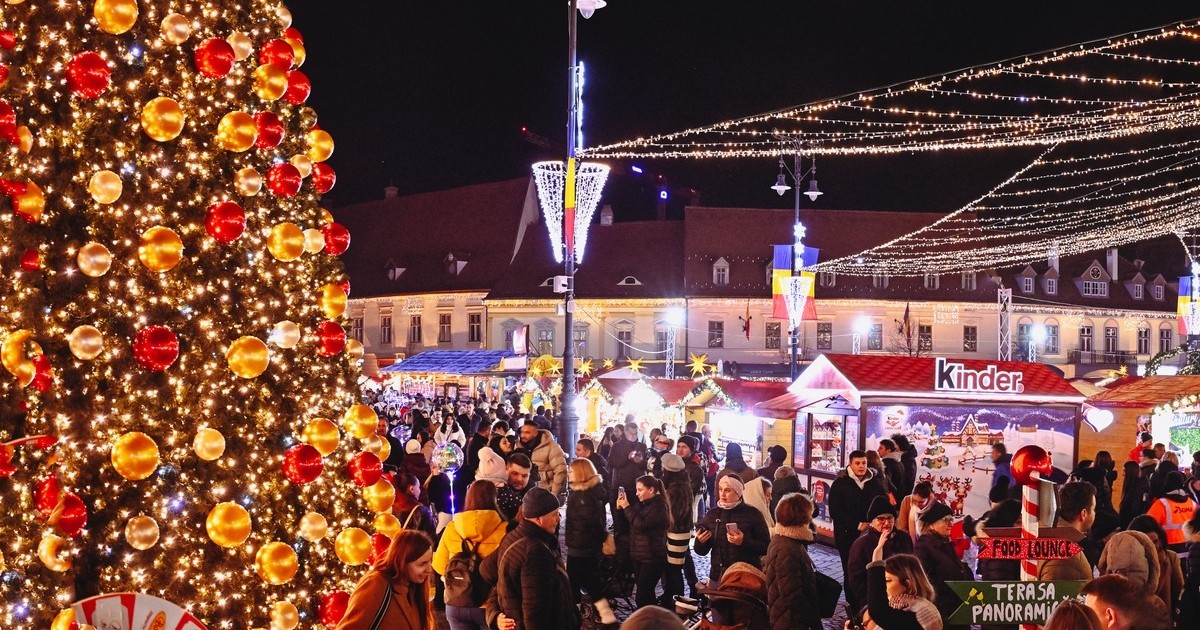 Cât costă un hotdog bavarez la Târgul de Crăciun din Sibiu. Porția de cartofi prăjiți se vinde cu 25 de lei Foto:Facebook/ Târgul de Crăciun din Sibiu