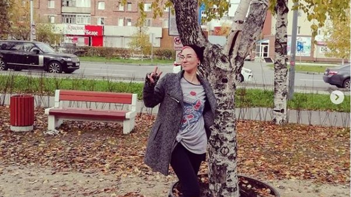 O femeie și-a înjunghiat soțul, apoi și-a făcut selfie cu el