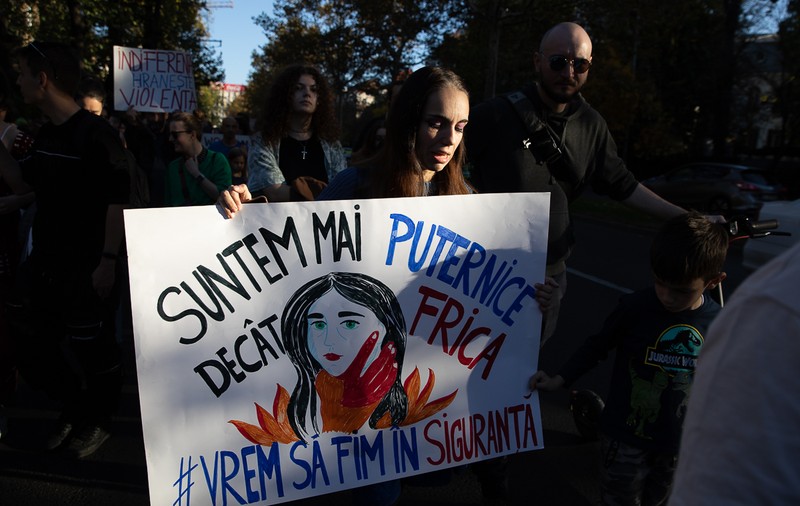 „Sute de femei sunt moarte, asta nu este dreptate”. Marșul prin care femeile cer să se simtă în siguranță în România: acasă, la muncă, pe stradă   