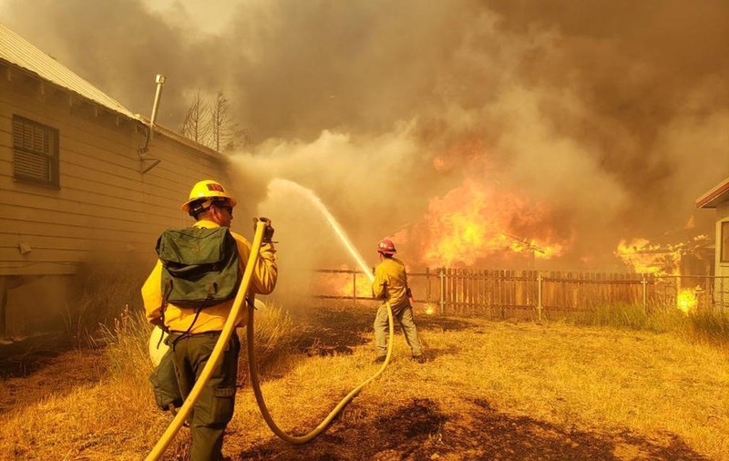 Pompierii care se luptă cu incendiul din California, amenințați cu armele de localnici. „Nu îmi spuneți voi să plec”