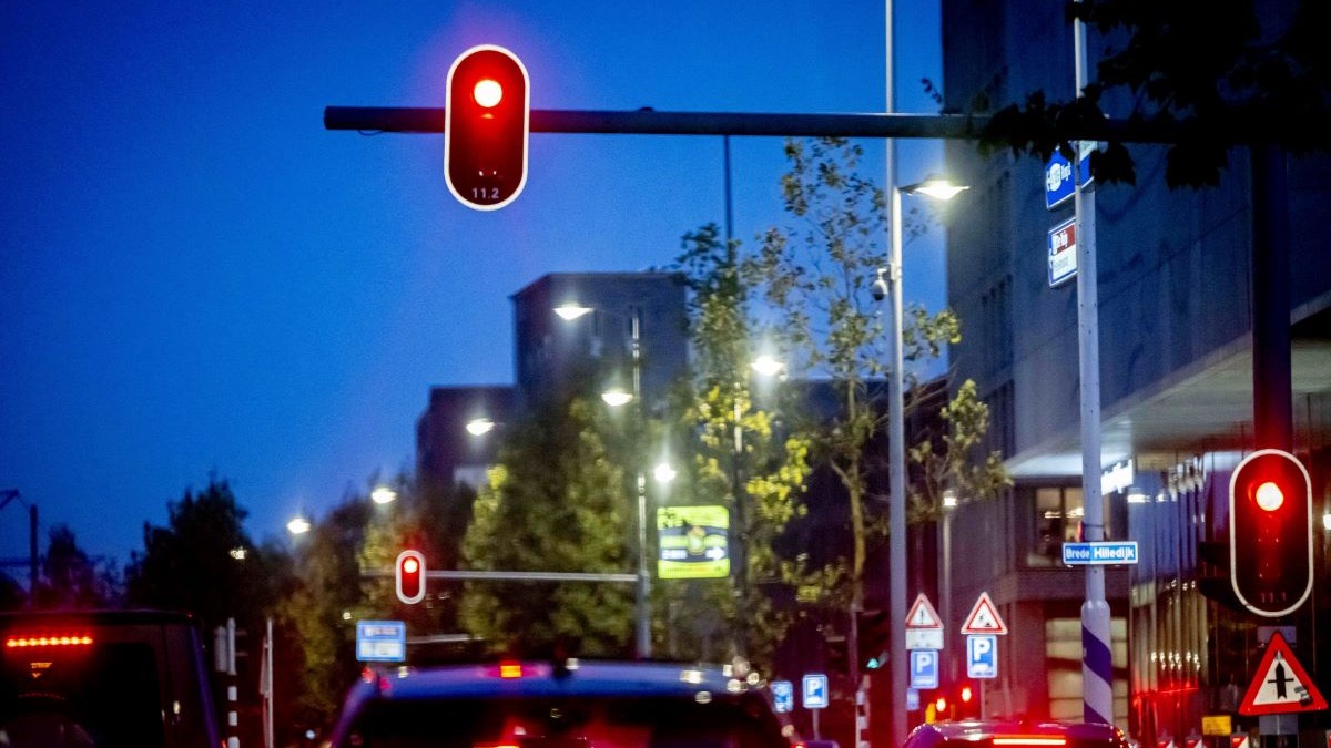 Sistem de semaforizare inteligentă, o mașină așteaptă culoarea verde
