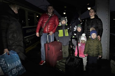 Familia Nazar, în Gara de Nord din București | Foto: Dumitru Angelescu / Libertatea