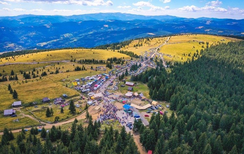 Satul turistic ridicat în Apuseni după accidentul de avion în care a murit Adrian Iovan, în 2014. A apărut inclusiv un parc tematic cu statui nud