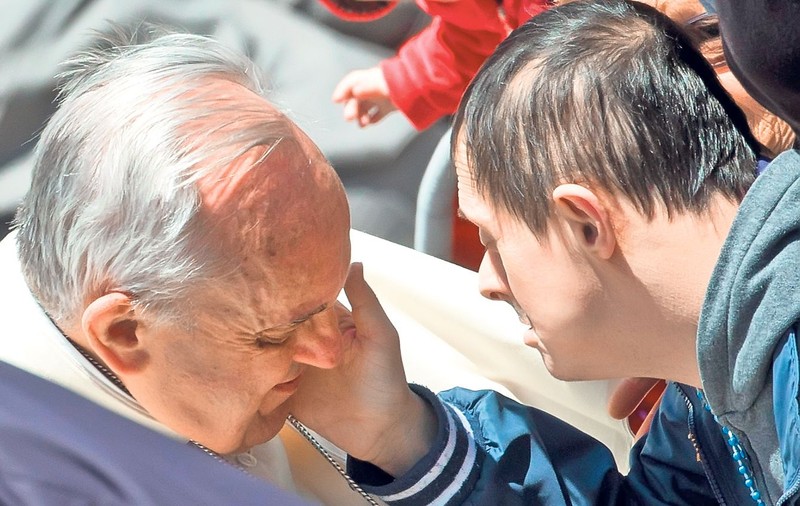 Un tânăr bolnav de sindromul Down, către Papa Francisc: Dacă te ating, o să mă fac bine?
