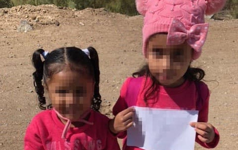 Două fetițe din Honduras, găsite singure la granița americană. Aveau cu ele doar o hârtie cu date despre mătușa lor din SUA