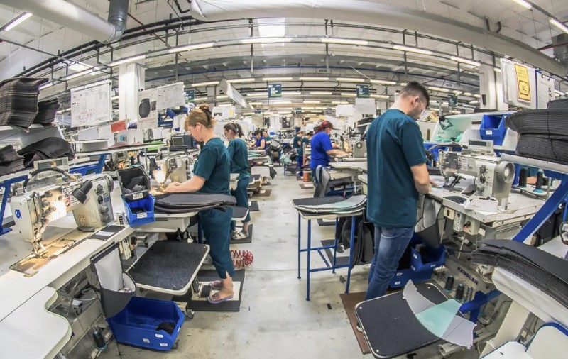 Compania Adient spune că nu plănuiește să părăsească Europa de Sud-Est după închiderea fabricii din România