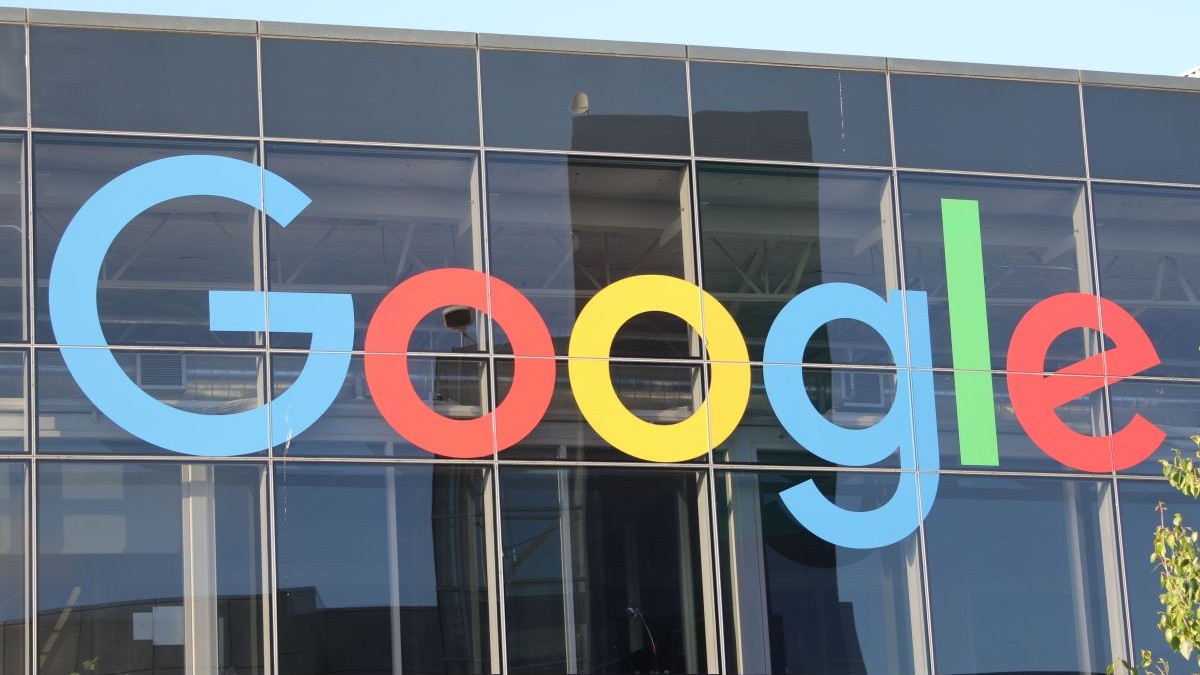 Logo-ul Google de la intrarea principală a sediului companiei-mamă Alphabet Inc.