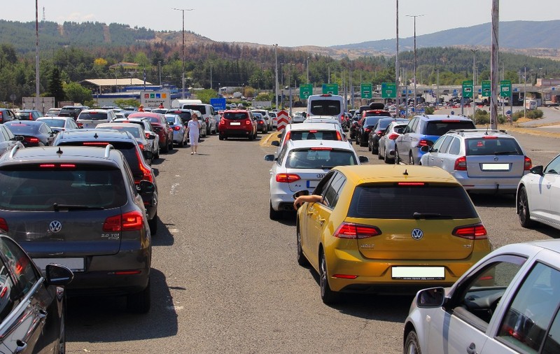 Aglomerație mare de autoturisme, mai multe coloane la un punct de trecere a frontierei