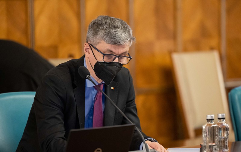 Virgil Popescu s-a îmbolnăvit din nou de COVID. Ministrul are o formă ușoară și s-a izolat acasă