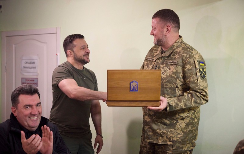 Șeful armatei ucrainene a refuzat să demisioneze, deși Zelenski i-a cerut asta, scrie presa britanică. „E îngrijorat că Zalujnîi face declaraţii politice, nu militare”