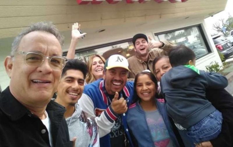 Tom Hanks a plătit mâncarea tuturor clienților dintr-un fast food din California. Gestul remarcabil, făcut de Crăciun de cel mai amabil actor de la Hollywood / FOTO&VIDEO