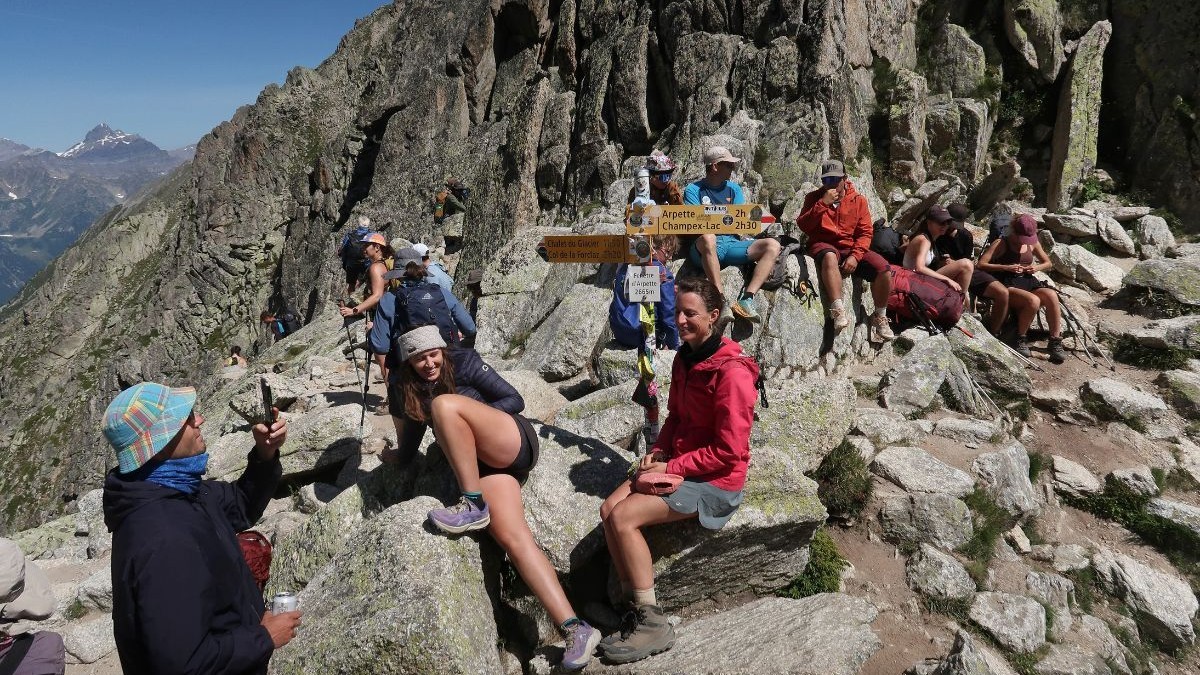 Excursioniștii care parcurg traseul Tour du Mont Blanc își iau o pauză la Fenêtre d'Arpette pe 8 iulie 2026, în apropiere de Champex-Lac, Elveția