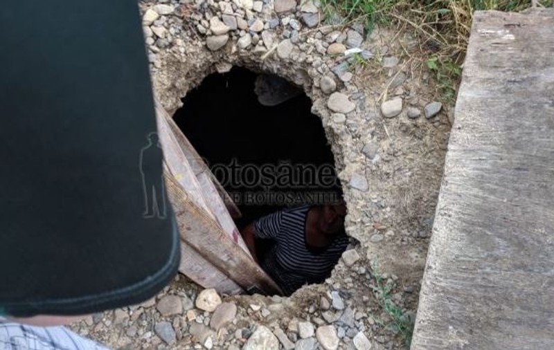 Incident șocant în Botoșani! O femeie a ajuns într-o groapă adâncă de trei metri, după ce s-a surpat drumul sub ea