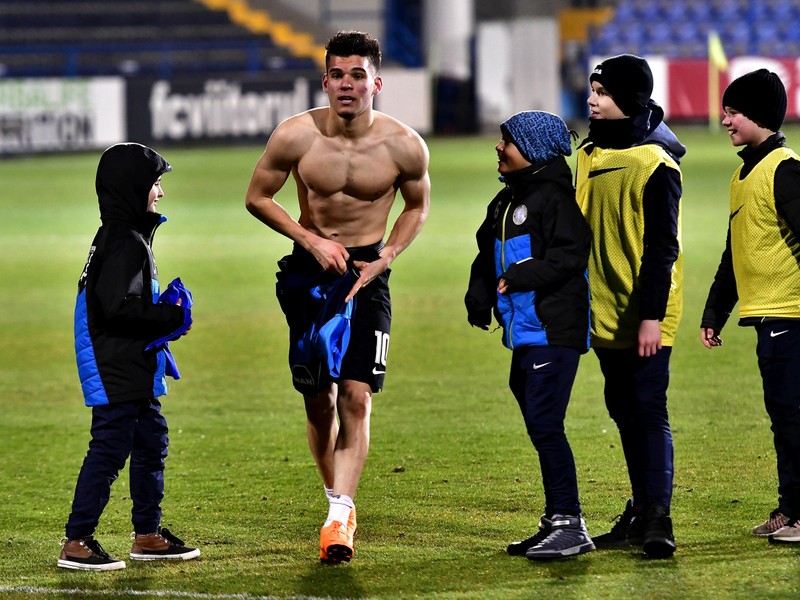 Ianis Hagi alaturi de copii de mingi in meciul de fotbal dintre FC Viitorul si FC Botosani, din cadrul Ligii 1 Betano, desfasurat pe Stadionul central al Academiei Gheorghe Hagi din Ovidiu, luni 19 februarie 2018. © FOTO Razvan Pasarica/SPORT PICTURES