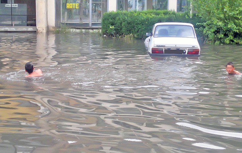 Oraşul-piscină! Drobeta Turnu-Severin, SUB APE după o ploaie de 15 minute