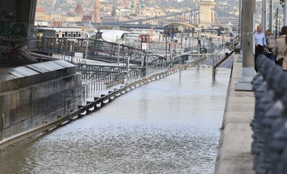 Dunărea a inundat cheiurile Budapestei. Foto: Knap Zoltán/ Blikk