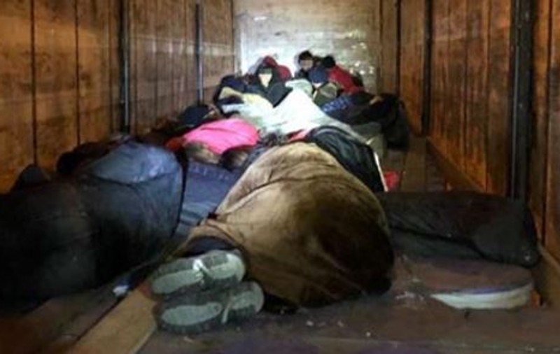 Cetățeni străini care încercau să iasă ilegal din România, descoperiți la Vama Nădlac. Unde erau ascunși (VIDEO)