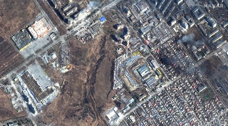 Scenă din cartierul Primorski din Mariupol: multe clădiri au fost făcute una cu pământul de bombardamente | Foto: EPA / Maxar