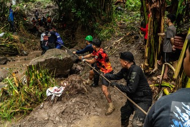 RIZAL, PHILIPPINES - SEPTEMBER 04: Search and rescue operations continue in Antipolo, Rizal, at the site where people may be buried following a landslide triggered by Tropical Storm Yagi on September 4, 2024. Dante Dennis Diosina Jr II / Anadolu/ABACAPRESS.COM