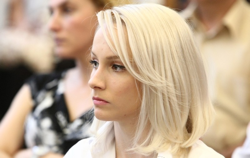 Gimnasta Sandra Izbaşa a avut coafură de model, la festivitatea de acordare a titlului de Doctor Honoris Causa, antrenorului ei, Octavian Bellu