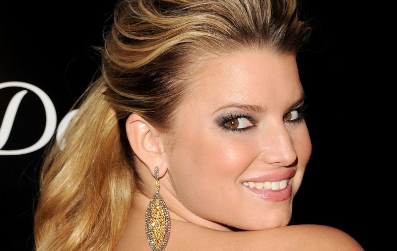 Jessica Simpson vrea operaţie estetică?