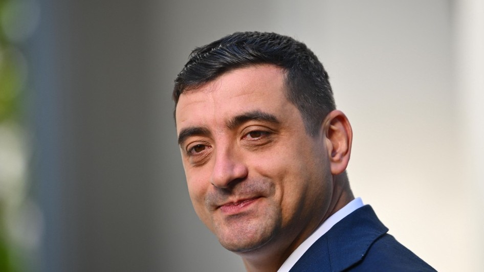 Liderul AUR, George Simion, a cerut, marți, suspendarea președintelui Nicușor Dan, anunțând că va distribui parlamentarilor PSD un tabel pentru strângerea de semnături. 