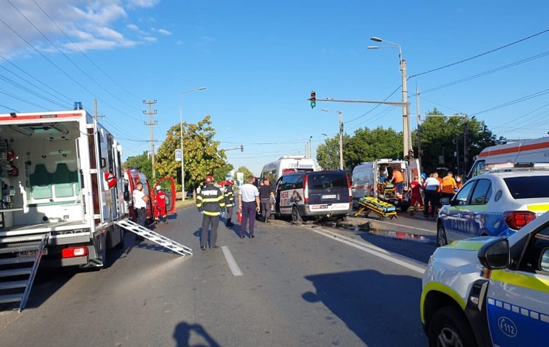 Accident cu 12 răniți, la ieșirea din Arad. Au fost implicate un microbuz și trei autoturisme