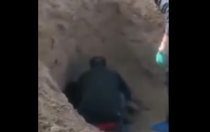 O femeie în vârstă de 79 de ani, paralizată, a fost îngropată de vie de fiul ei. Nora ei a alertat autoritățile și a fost salvată după trei zile