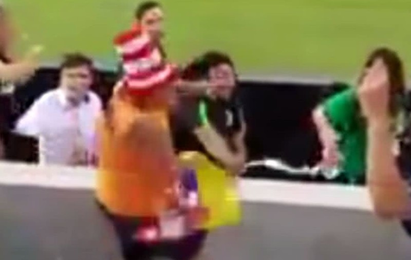 Rene Higuita a lovit cu pumnul un suporter al rivalilor! | VIDEO