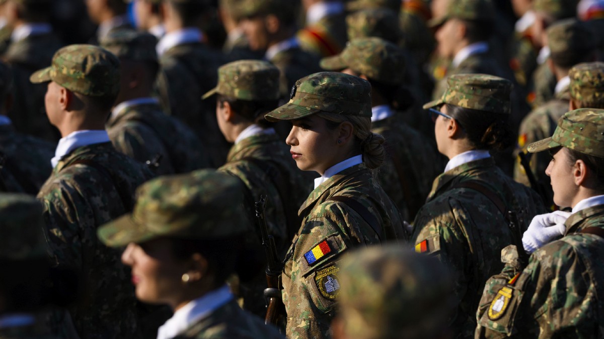 Studentii anului I ai Academiei Tehnice Militare si Universitatii Nationale de Aparare participa la ceremonia de depunere a juramantului, in timpul sarbatoririi Zilei Armatei Romane, la Mormantul Ostasului Necunoscut, in Bucuresti, vineri, 25 octombrie 2024.