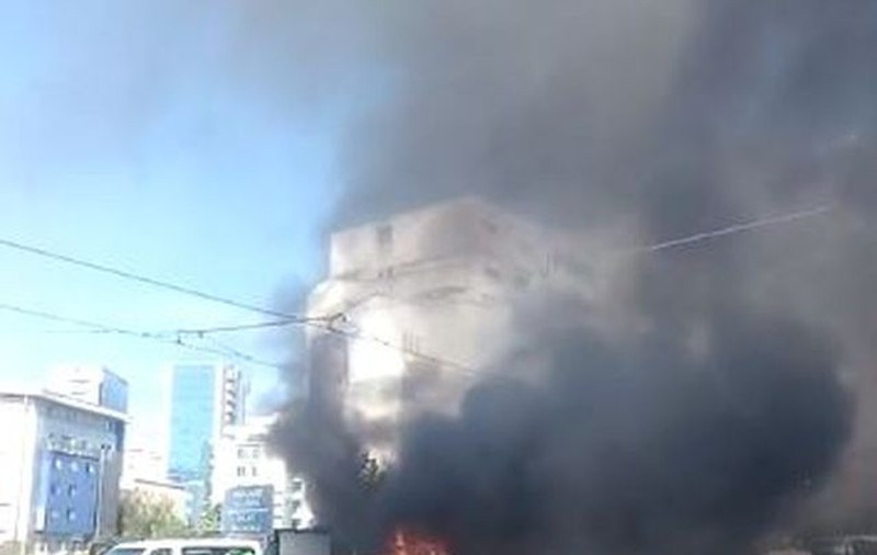 Incendiu pe strada Buzești, în apropierea Palatului Victoria. A luat foc o rulotă în care se prepara mâncare / VIDEO