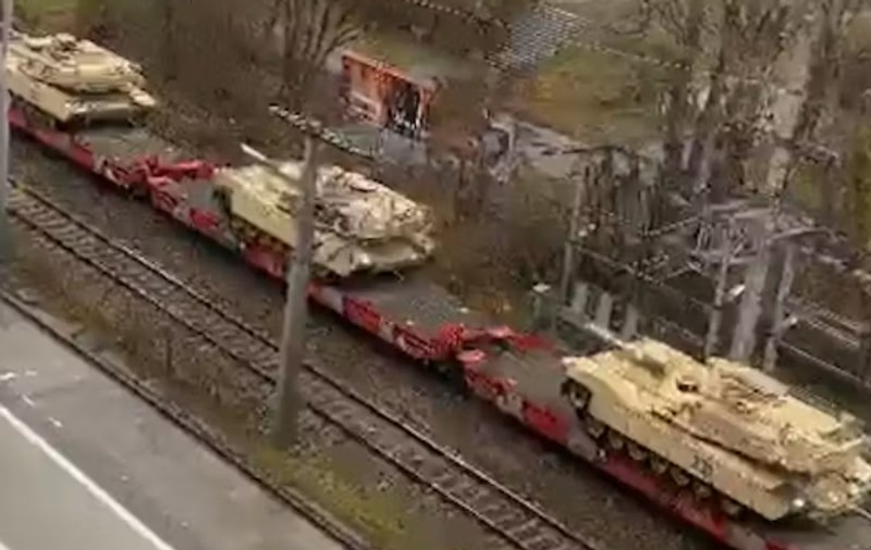 Zeci de tancuri Abrams și echipament militar american, transportate prin Viena. Explicația autorităților
