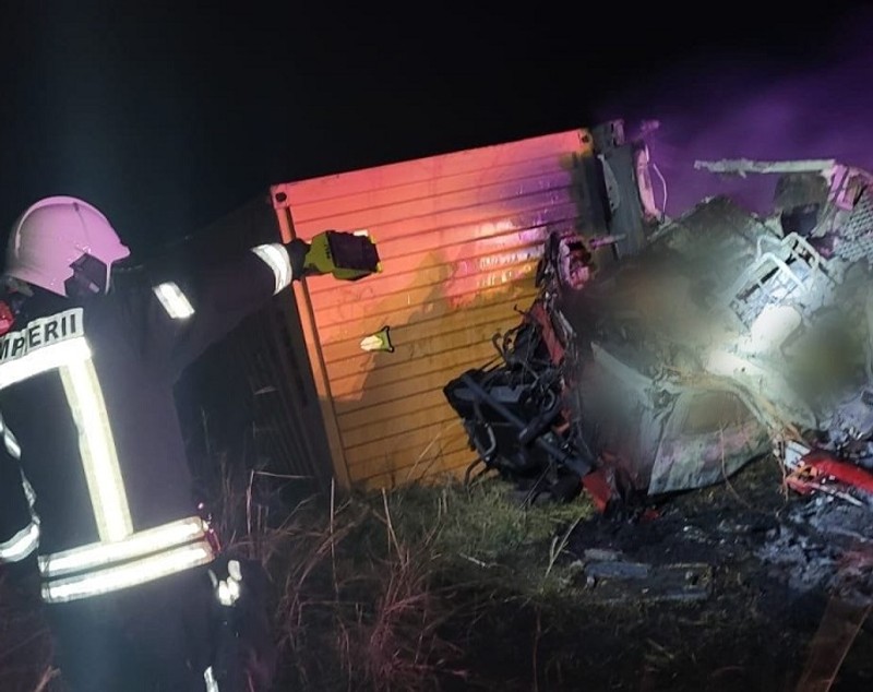 Un șofer de TIR a ars de viu, în Giurgiu, după ce două camioane s-au ciocnit violent și a rămas încarcerat în cabina răsturnată