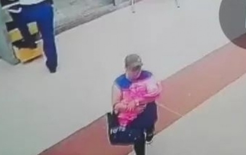 Doi părinți au lăsat copilul nou-născut unei necunoscute, ca să meargă la baie. Femeia a fugit cu bebelușul